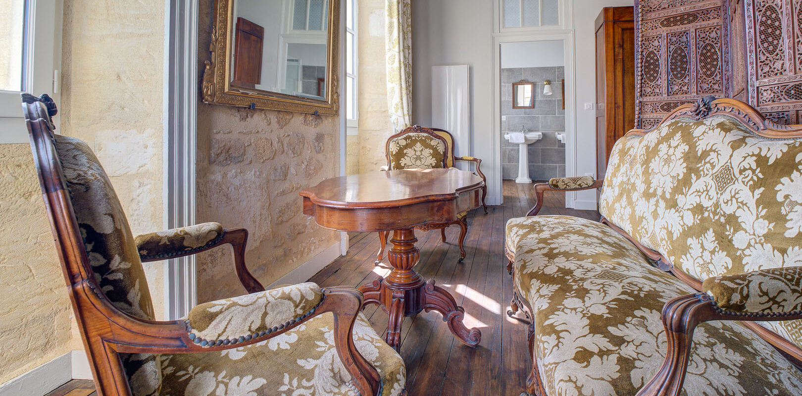 The master suite of Le Prieuré gîte in Saint-Cyprien, by Peridoors