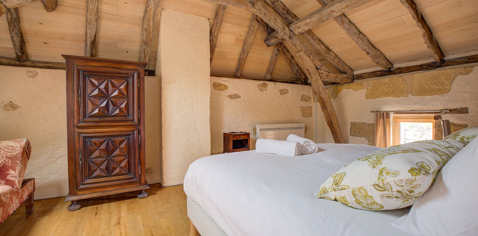 A double room at Le Prieuré gîte in Saint-Cyprien, by Peridoors