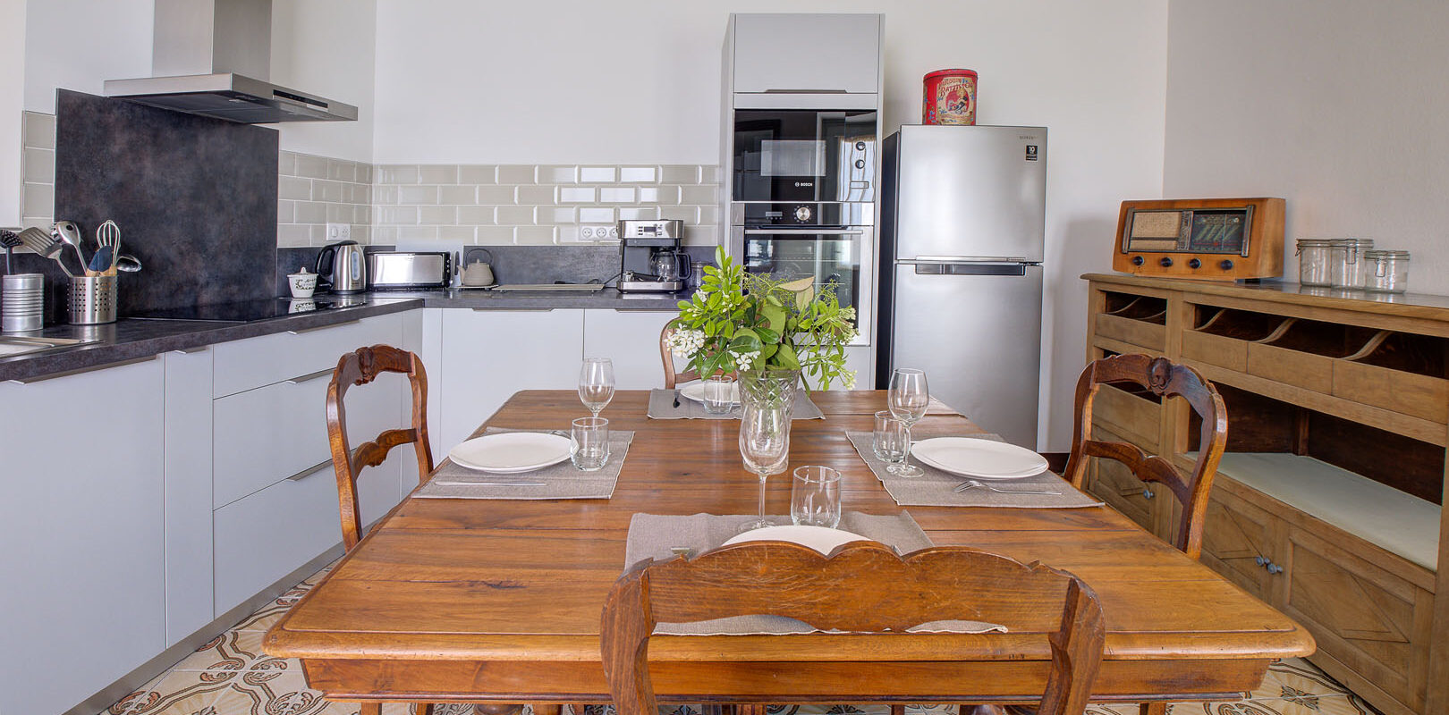 The equipped kitchen of Le Prieuré gîte in Saint-Cyprien, by Peridoors