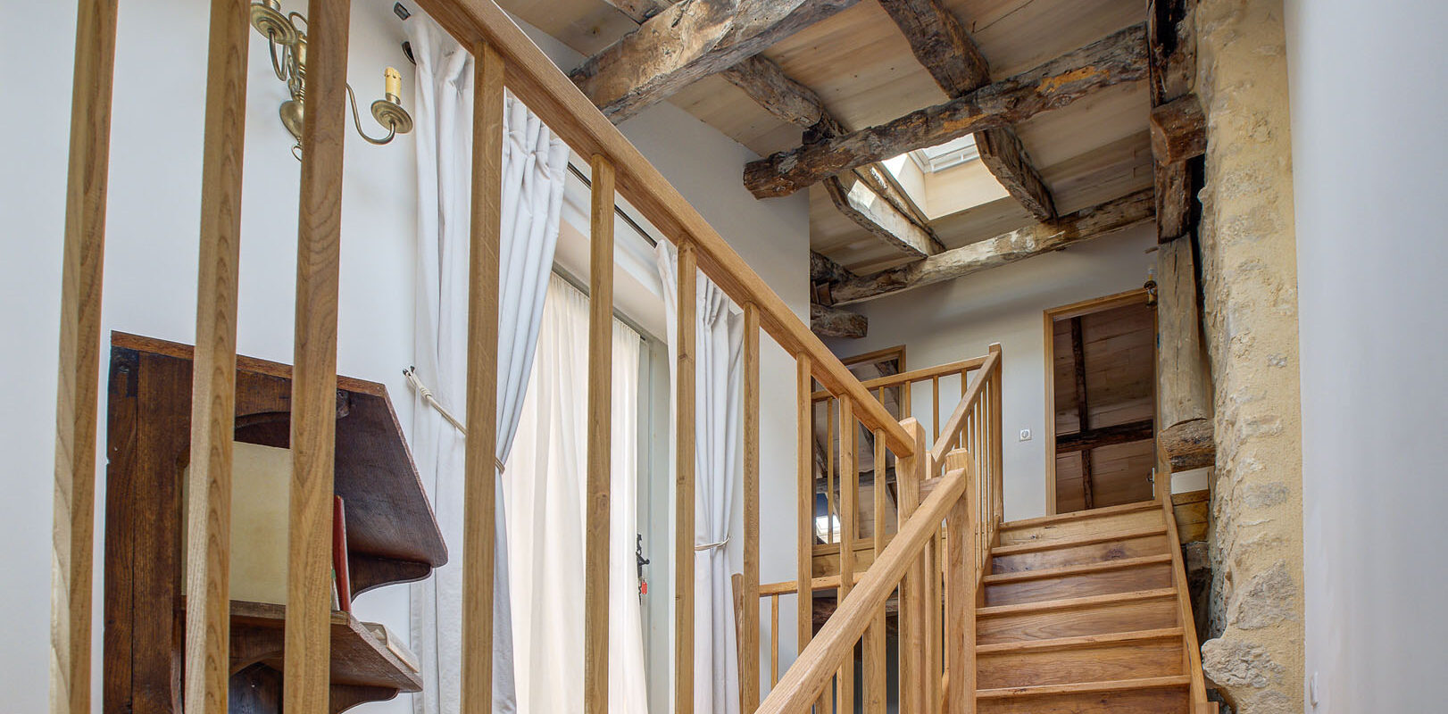 The staircase to the first floor of Le Prieuré gîte in Saint-Cyprien, by Peridoors