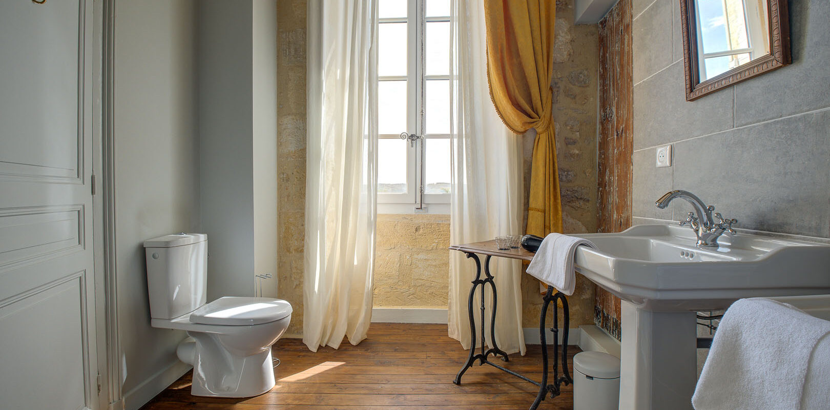 A bathroom at Le Prieuré gîte in Saint-Cyprien, by Peridoors