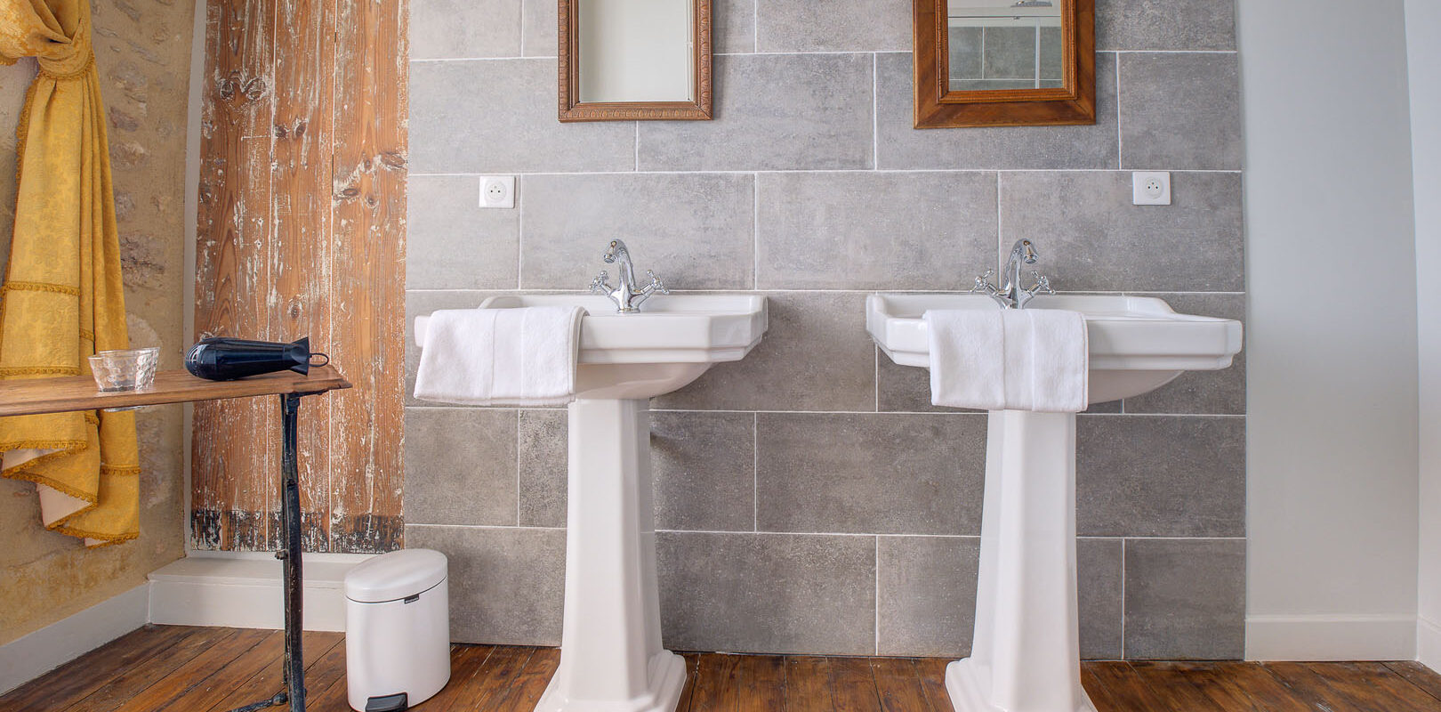 A bathroom at Le Prieuré gîte in Saint-Cyprien, by Peridoors