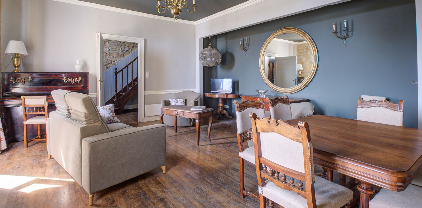 The living/dining room area of ​​Le Prieuré gîte in Saint-Cyprien, by Peridoors