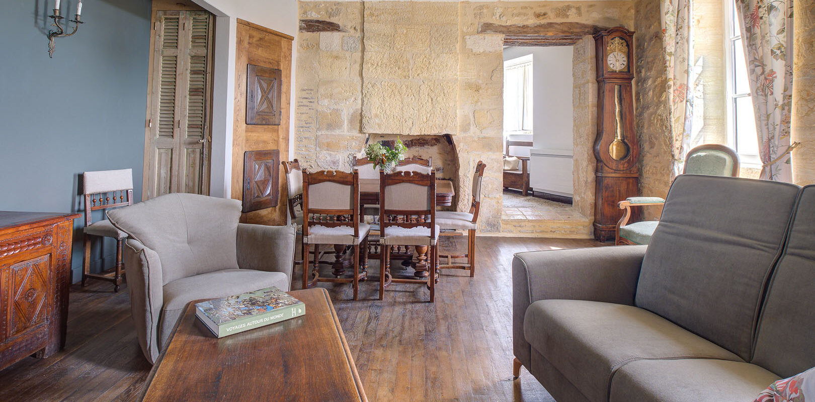 The living room of Le Prieuré gîte in Saint-Cyprien, by Peridoors
