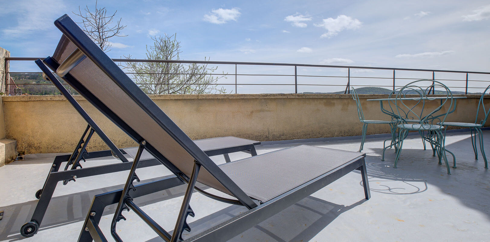 The private terrace of Le Prieuré gîte in Saint-Cyprien, by Peridoors