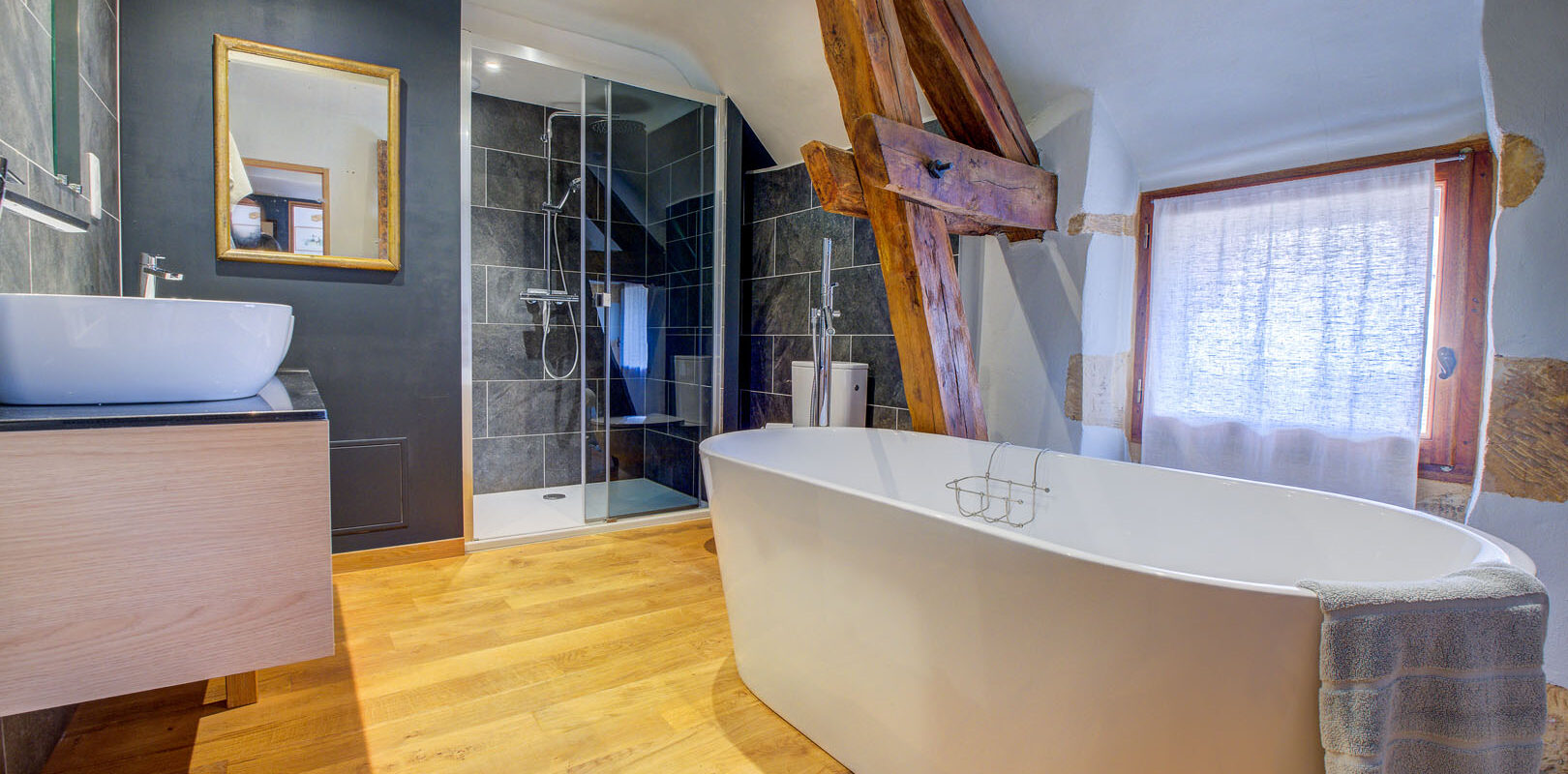 Une salle de bain du gîte Lescarpediem à Meyrals, by Peridoors